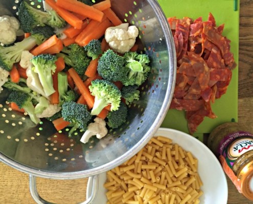 healthy-dinner-macaroni-stir-fried-veg-chorizo-aubergine-pesto
