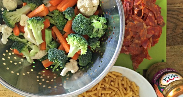 healthy-dinner-macaroni-stir-fried-veg-chorizo-aubergine-pesto