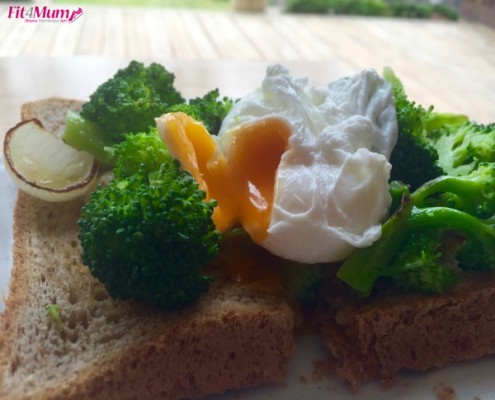 healthy-breakfast-broccoli-&-poached-egg-toasts