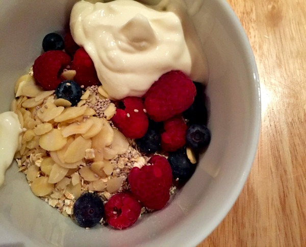healthy-breakfast-oats-fruit-nuts-chia-seeds-yoghurt healthy-breakfast-oats-fruit-nuts-chia-seeds-yoghurt