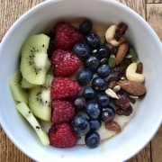 healthy-breakfast-oats-and-fruit