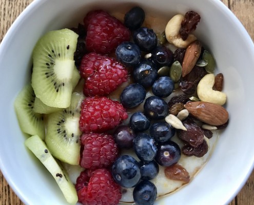 healthy-breakfast-oats-and-fruit